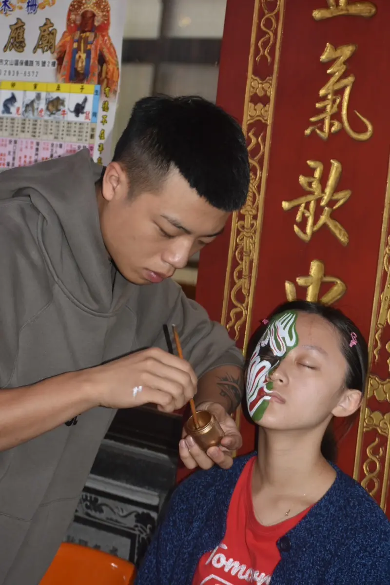▲木柵集應廟邀請專業官將首畫師。（圖／木柵集應廟提供）