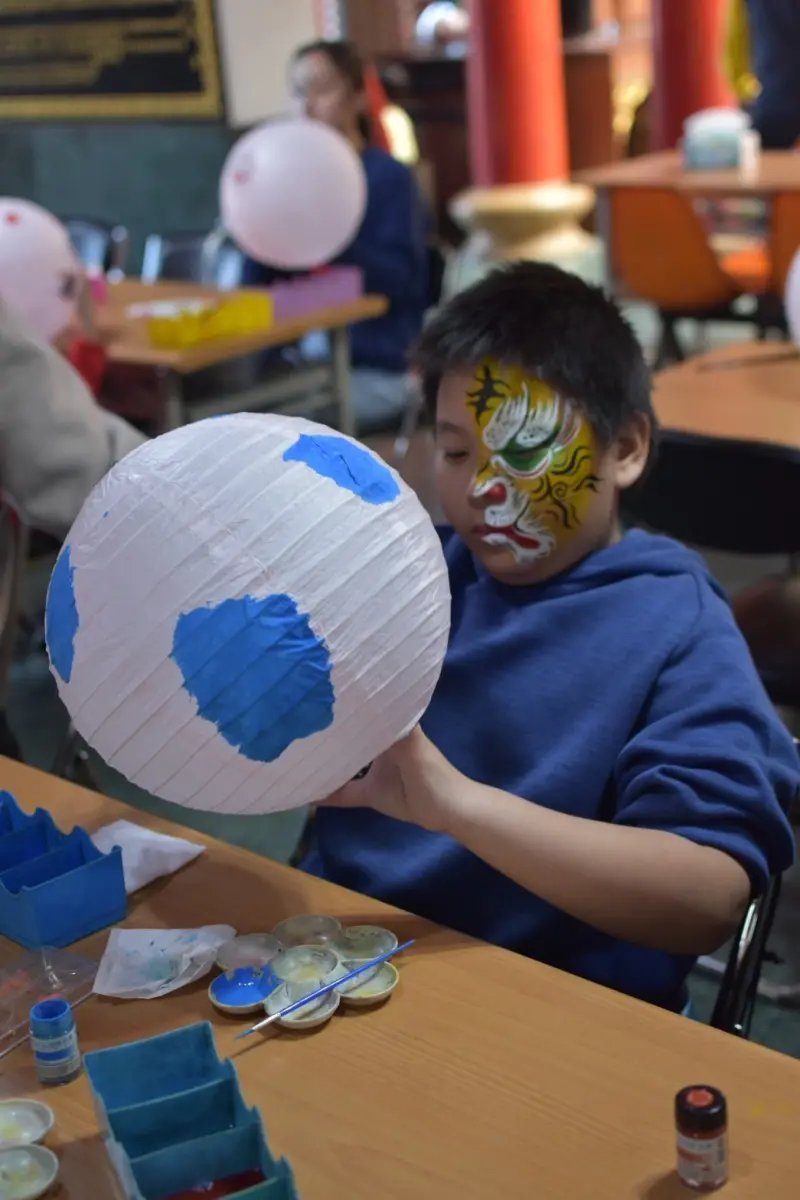 ▲木柵集應廟舉辦活動供孩子體驗燈籠與畫臉。（圖／木柵集應廟提供）
