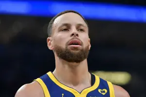 ▲金州勇士超級球星Stephen Curry攻下個人本季新高的60分，但球隊仍然輸給老鷹，他賽後難掩失望神情。（圖／美聯社／達志影像）