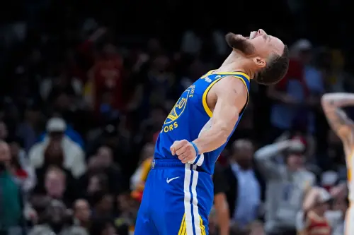 Stephen Curry今(4)日在金州勇士以134:141不敵亞特蘭大老鷹的比賽,砍下了60分,無奈球隊輸球,讓他寫下的一堆紀錄都顯得不再重要 ▲但隨著Klay Thompson被送往達拉斯獨行俠,Stephen Curry能否在勇士退休也不一定。(圖/美聯社/達志影像)