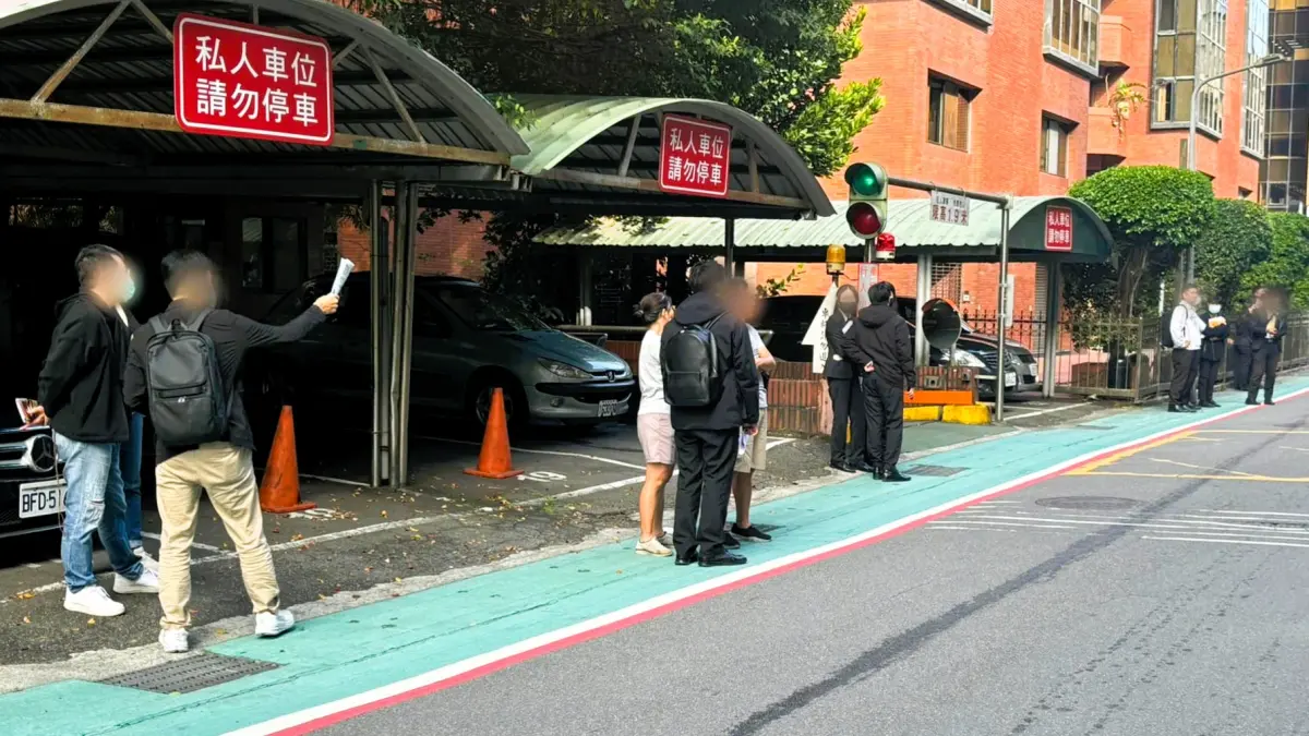 ▲網友貼出多組人馬看房照，感嘆40年的房子、開價6千萬，買氣依然熱烈。（圖／翻攝自「買房知識家 A你的Q」）