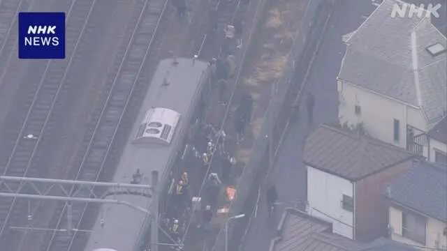▲日本東京大森車站旁火災，800名乘客從停駛列車上撤離。（圖／翻攝自NHK）