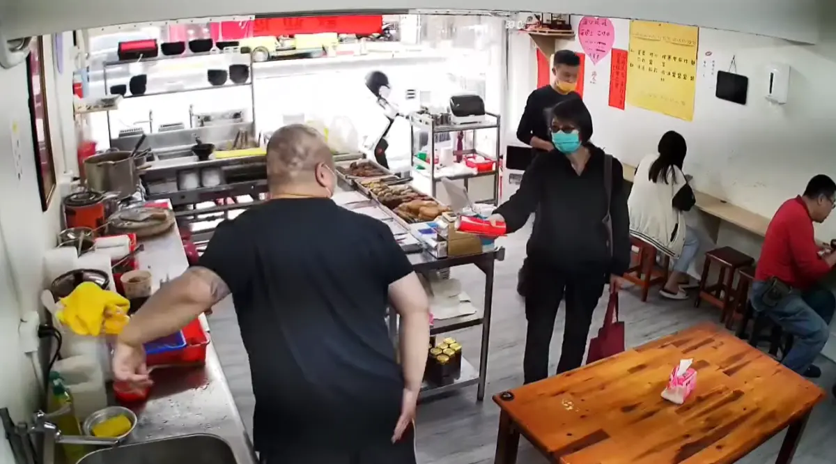 ▲ 周美青到老家附近送春聯，相當低調。（圖／翻攝鍾沛君臉書）