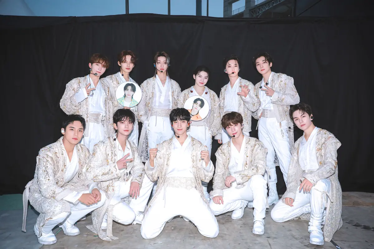 ▲SEVENTEEN成員Vernon（前排右一）在台灣旅遊，歌迷巧遇得到簽名合照。（圖／SEVENTEEN X）