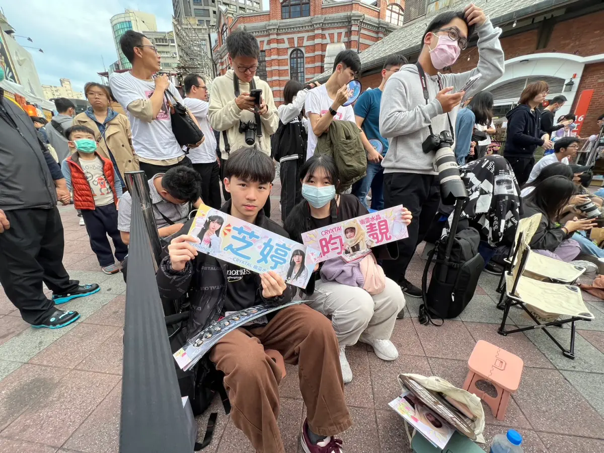 ▲2024 春季橘子嘉年華「夜嗨祭」今（4）日登場，未來少女「幽靈水晶」、怕胖團的粉絲上午就到場卡位。（圖／記者張志浩攝）