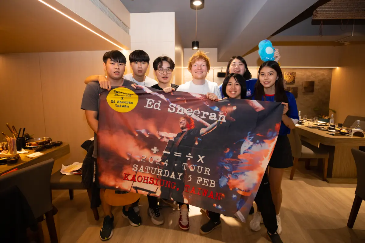 ▲紅髮艾德（中）超寵台粉，有6名歌迷在高雄各景點找到神祕信封，幸運與偶像共度午餐。（圖／AEG提供）