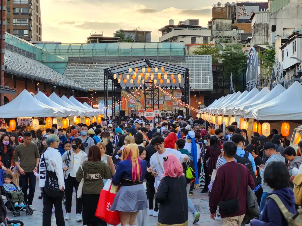 ▲2024 春季橘子嘉年華橘子嘉年華今（4）日迎接最高潮「夜嗨祭」，西門商圈湧入眾多人潮。（圖／記者吳翊緁攝）