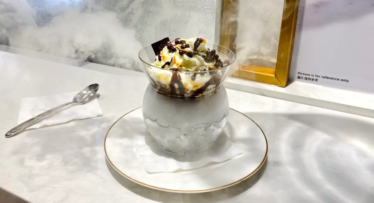 ▲新光三越A8獨家開賣GODIVA巧克力聖代及阿法奇朵，有霜淇淋第二件半價！哈根達斯Häagen-Dazs情人節推「掌心玫瑰」花朵造型冰淇淋「1+1優惠」，7-11、全家也買得到。（圖／記者蕭涵云攝）