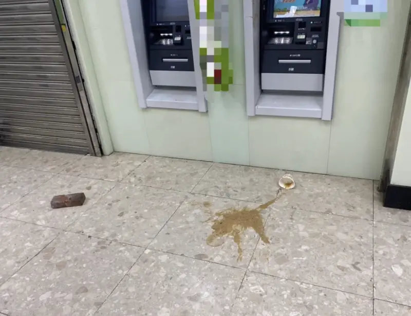 ▲日前，台北市文林路一處郵局的ATM遭不明人士拿磚頭、麵線砸毀，導致ATM螢幕破裂，無法使用。（圖／翻攝畫面）