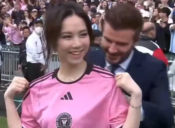 Deng Ziqi est en première ligne pour chasser les étoiles !Les fans envieux de demander à Beckham de signer un autographe sur son dos et de prendre des photos intimes | Pouvoir des stars de la musique | Divertissement