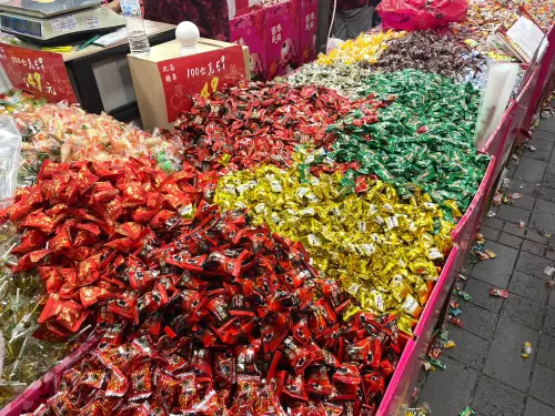 ▲過年期間大家都愛買糖果，不過因應國際糖價飆漲，創下12年新高，今年年貨大街糖果明顯變貴許多。（圖/記者張嘉哲攝）