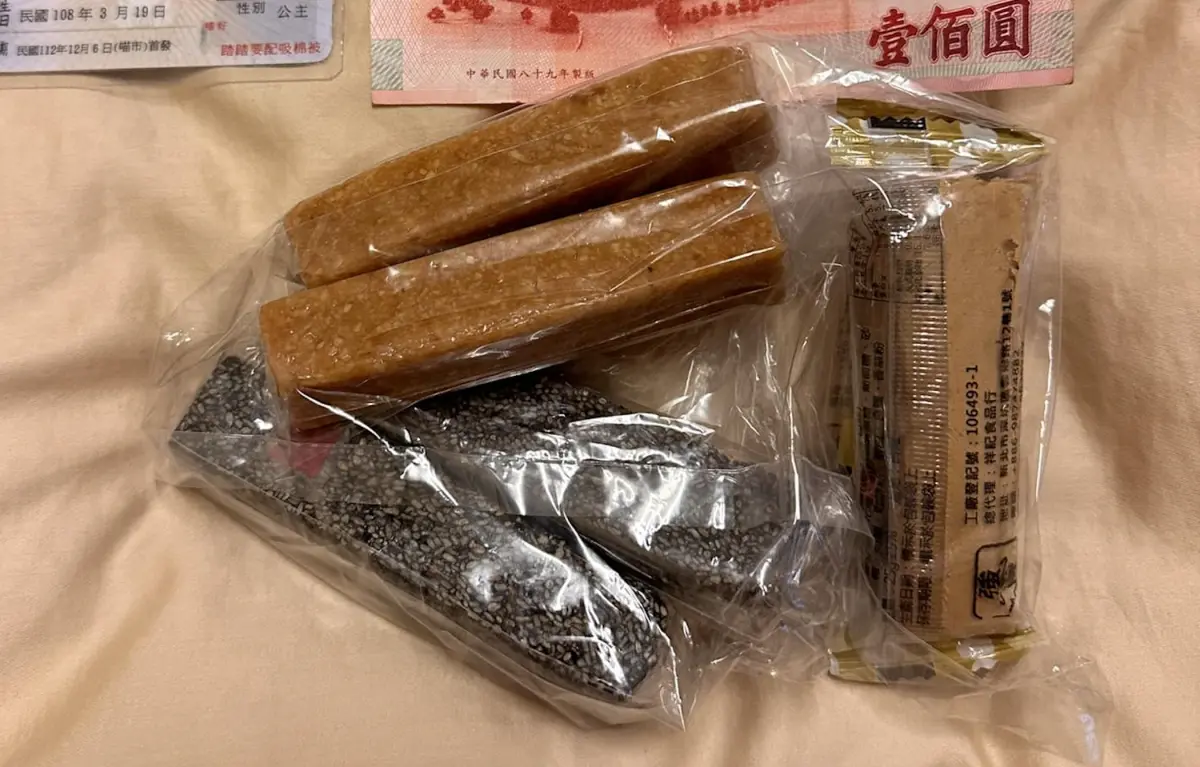 ▲過年將至，一名網友抱怨，她在年貨大街買了6條花生、芝麻糖，結帳竟要價200元，讓她難以接受。（圖／翻攝自臉書社團「爆廢公社二館」）