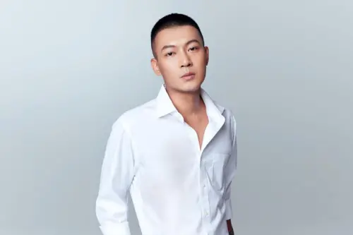 ▲鳳梨靠著上廁所在抖音直播，賺進約4萬元台幣，網友驚呼「可以在廁所帶貨了」。（圖／鳳梨臉書）