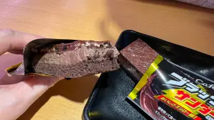 ▲看看「黑雷神巧克力冰霸棒」罪惡的甜點側面，巧克力控怎麼忍得住！（圖／台灣壽司郎提供）