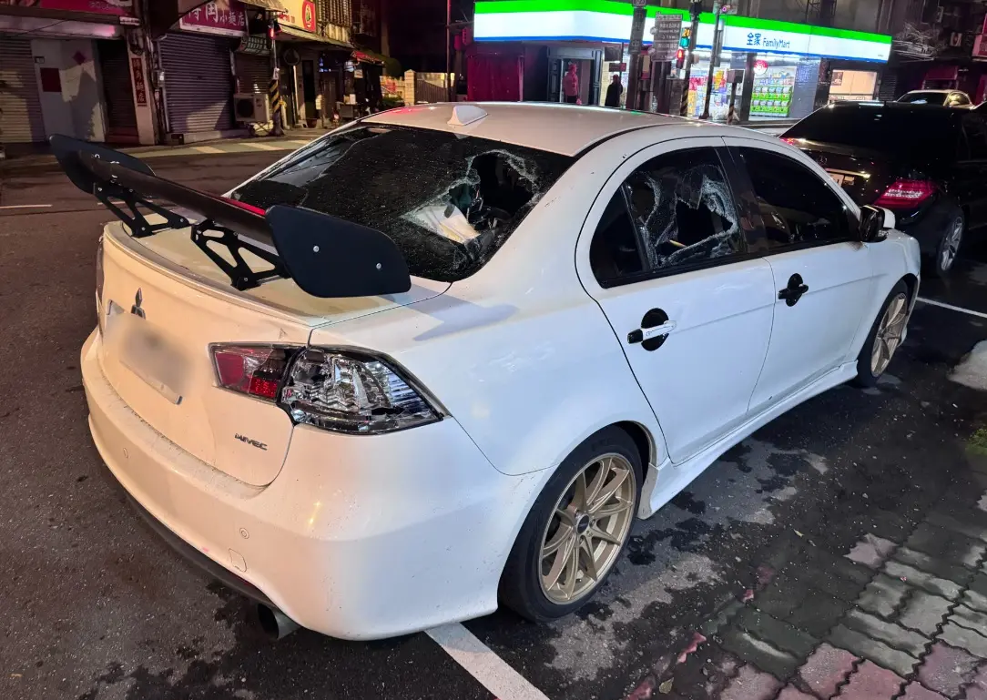 ▲5日凌晨，尤男與黃姓、邱姓友人至新北市「烘爐地」看夜景，途中尤男不滿後方車輛「跟太緊」，覺得遭逼車挑釁，竟直接攔下對方，黃男與邱男則持球棒砸毀對方車窗玻璃，警方循線逮捕涉案的尤男等3人，訊後依法送辦。（圖／翻攝畫面）