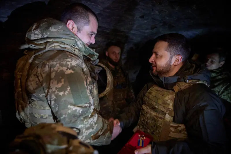 ▲烏克蘭總統澤倫斯基視察南部前線羅博蒂村的部隊。（圖／美聯社／達志影像）