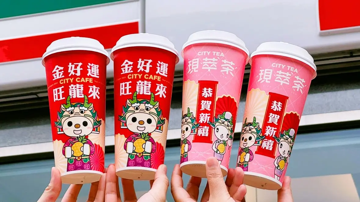 ▲7-11過年咖啡優惠出爐！包括厚乳拿鐵買2送2可寄杯，以及特大杯美式買8送8，從小年夜、除夕一路喝到開工。（圖／業者提供）