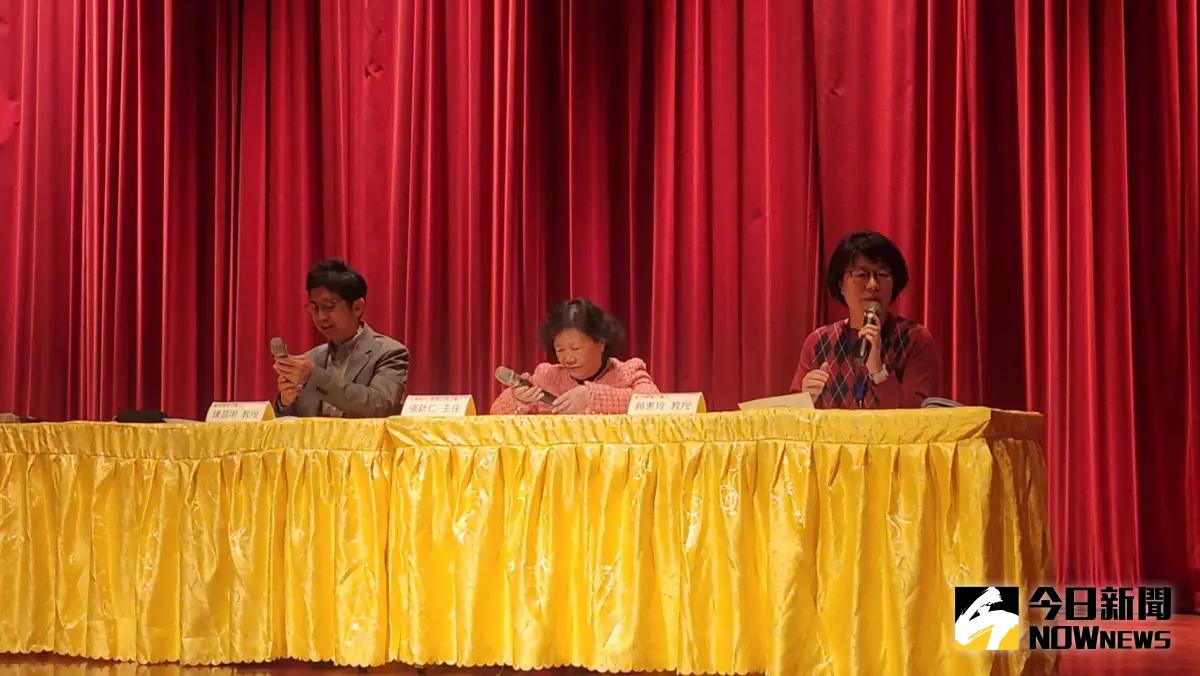 ▲大考中心今（5）日公布113學年度學測英文非選擇題評分原則，閱卷召集人分享考生作文案例。（圖／記者李琦瑋攝）