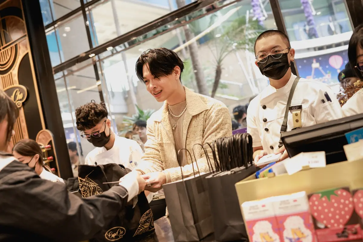 ▲高雄夢時代的CupiCho丘彼巧全球精品巧克力專門店在2/3搶先公開多組情人節限量巧克力組合，特別邀請到創作歌手高爾宣OSN來擔任CupiCho丘彼巧一日店長。（圖／品牌提供）