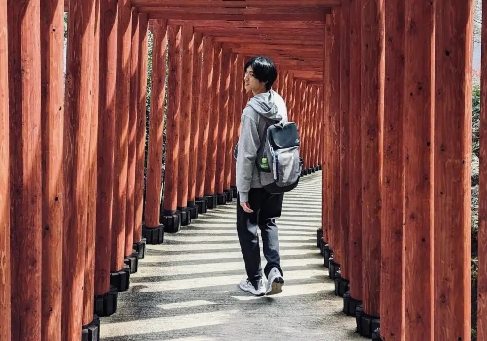 ▲鄭運鵬昨日在社群平台送福利，貼出兒子「德德」回眸照，不到一天時間吸引超過6萬多個讚。（圖／翻攝自鄭運鵬threads）