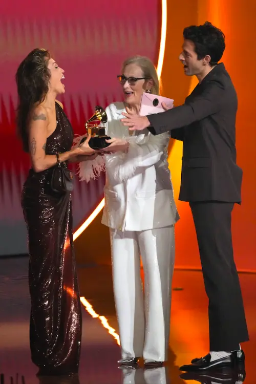 ▲麥莉希拉奪下最大獎「年度唱片」，從好萊塢天后梅莉史翠普手上接過獎。（圖／美聯社／達志影像）