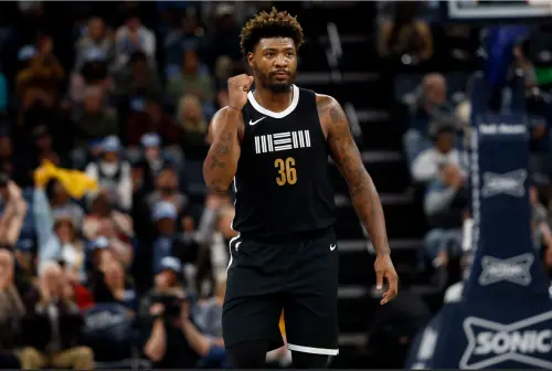 ▲湖人簽下防守悍將Marcus Smart，兩年1100萬美元強化外線防守，但也讓年輕球員Jalen Hood-Schifino與Maxwell Lewis面臨被清出名單的危機。（圖／美聯社／達志影像）