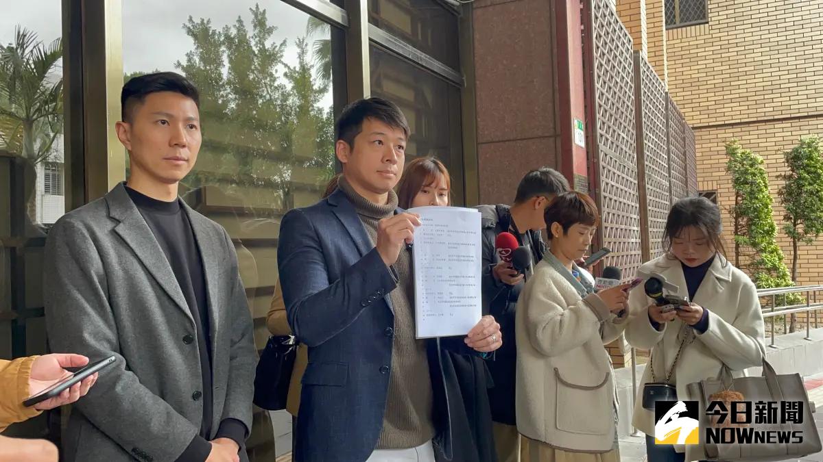 ▲民眾黨副秘書長許甫向台北地院遞狀（圖／記者潘千詩攝，2024.02.05）