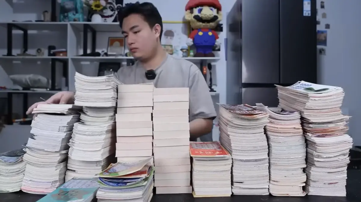 ▲中國YouTuber大鑫總共回收了上萬張廢棄刮刮樂，想看能不能零成本幸運獲得撿漏獎金。 （圖／翻攝自YT「饞大鑫」）