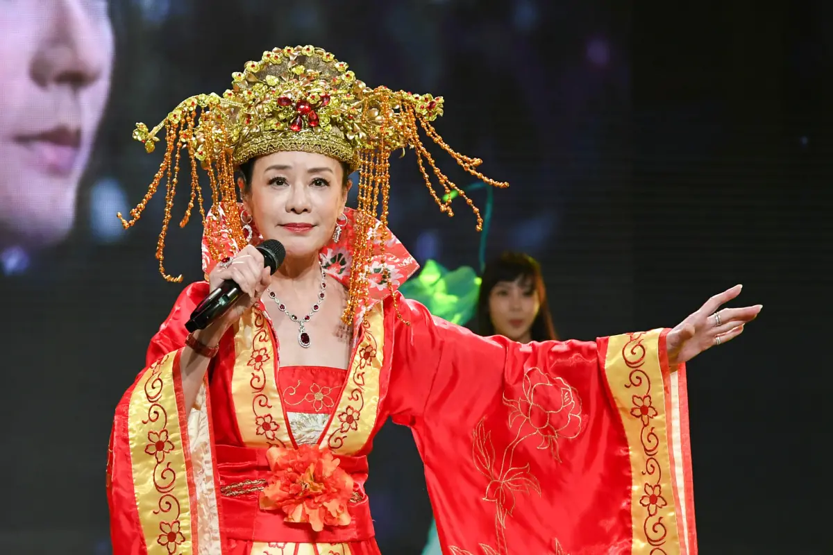 ▲金佩姍除夕夜重現〈一代女皇〉，許效舜笑稱「媽祖出巡」。（圖／三立電視提供）