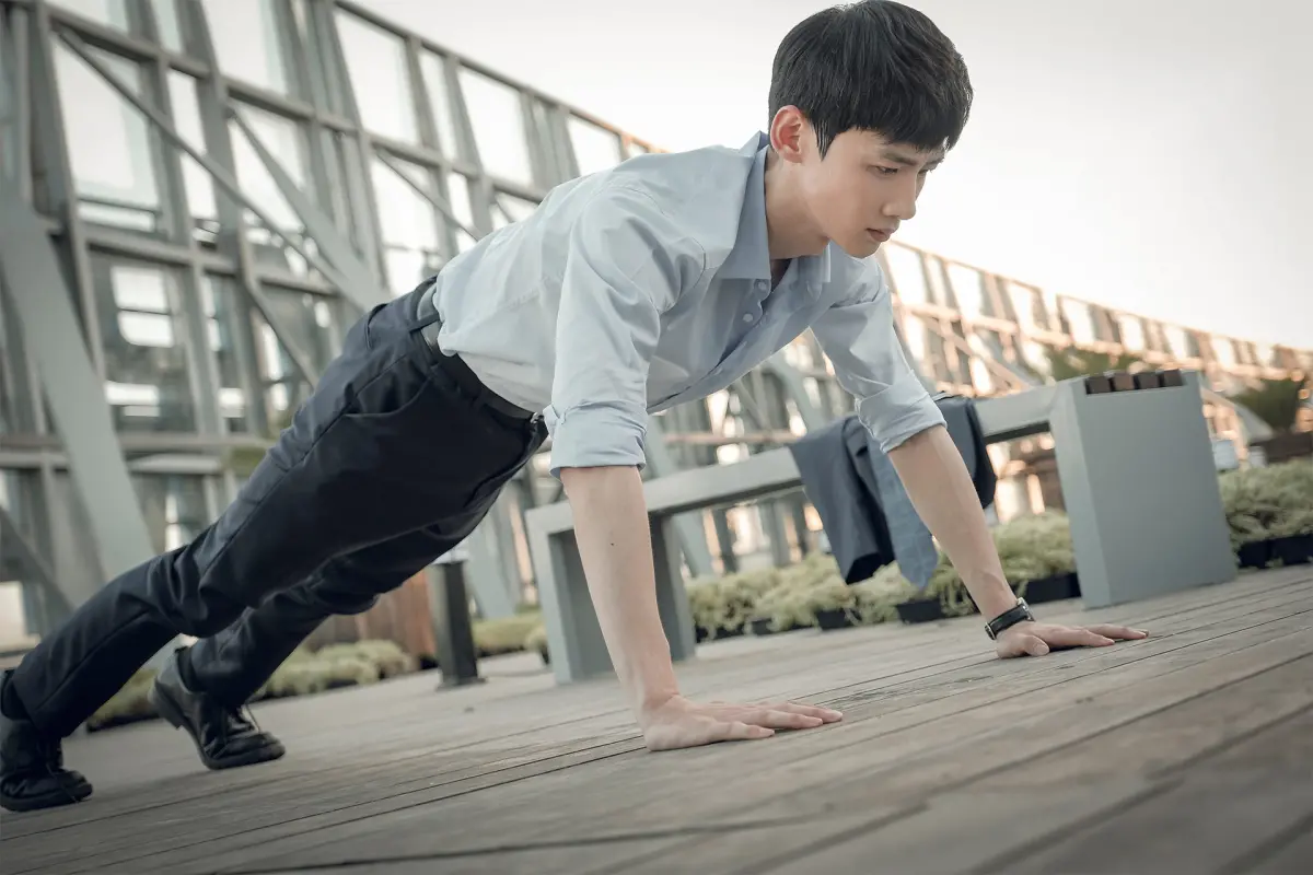 ▲白敬亭在《平凡的榮耀》遭趙又廷罰做伏地挺身。（圖／中天娛樂台提供）