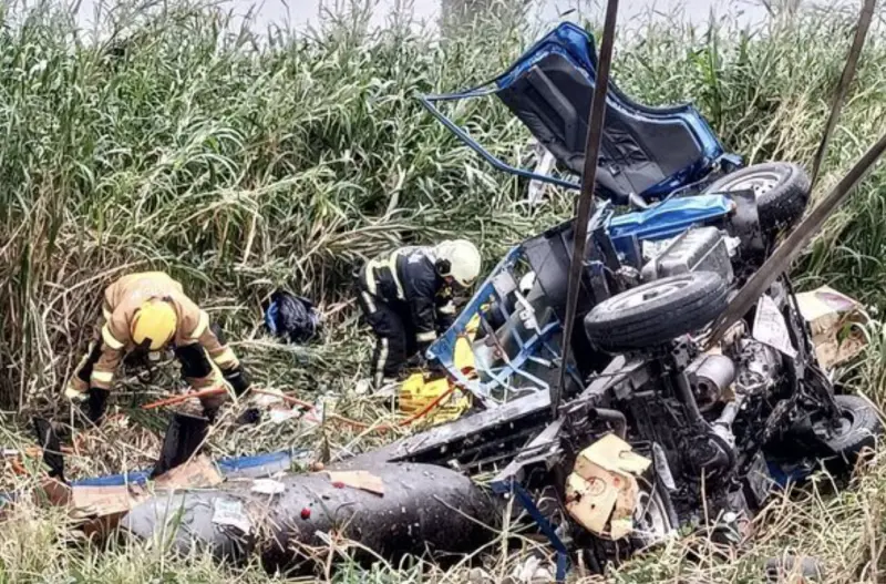 台76小貨車遭撞「翻落護欄墜30m」！車內父子雙亡批水果遇死劫| 社會