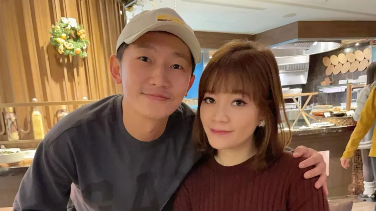 ▲蔡昌憲（左）與空姐老婆Vivian今日發生追撞車禍，對方車頭毀損，由於夫妻倆上周才剛生下女兒，讓作為人母Vivian嚇到差點哭出來。（圖／蔡昌憲老婆IG）