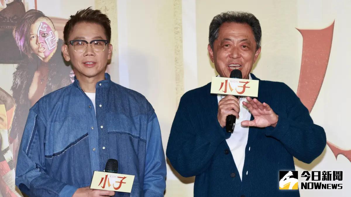 ▲「金曲歌王」陶喆（左）為力挺爸爸陶大偉的好友朱延平，特別免費為賀歲片《小子》獻聲，「好想為爸爸做點事。」（圖／記者吳翊緁攝影）
