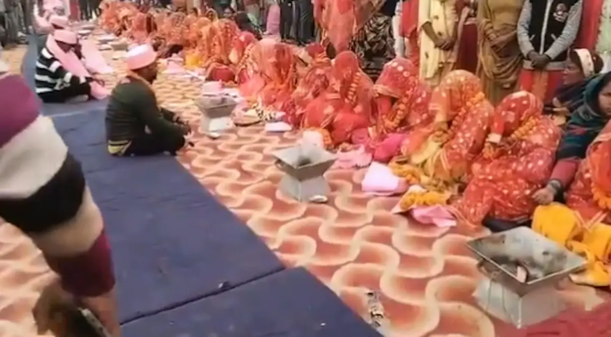 ▲印度北方一場超過兩百對新人參加的集體婚禮遭踢爆是為了詐取政府補助而舉辦。（圖／翻攝自《今日印度》）