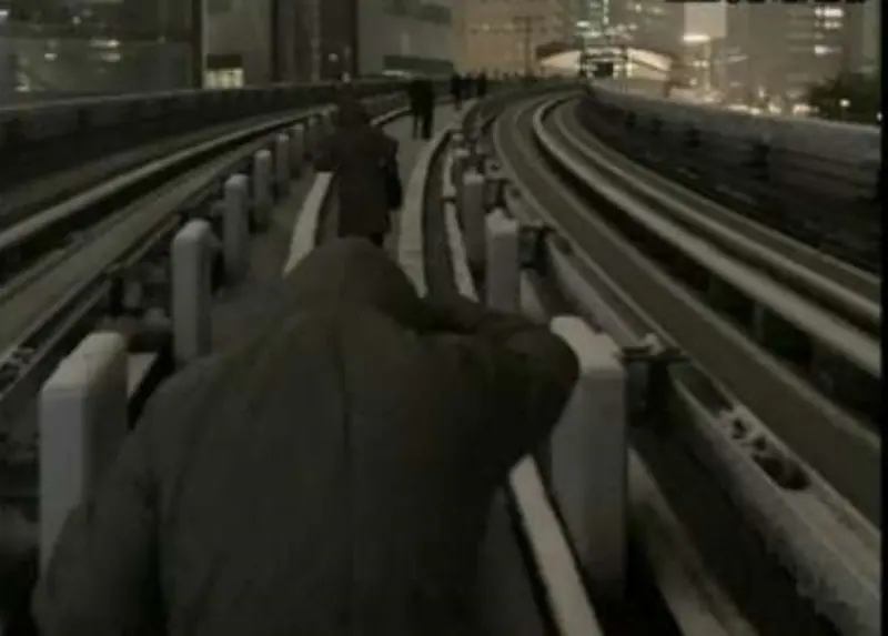 ▲「百合海鷗號」的乘客沿著鐵軌走到鄰近車站。（圖／翻攝自NHK）