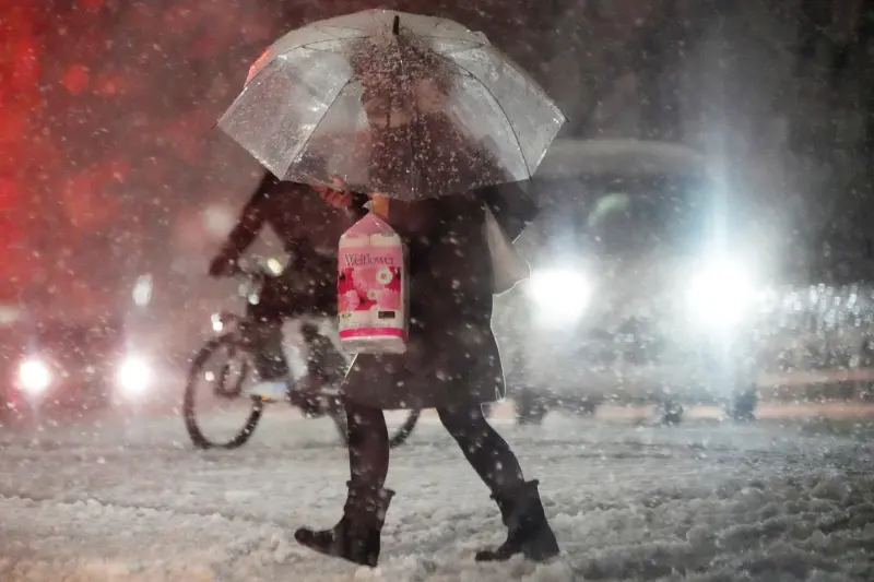 ▲日本關東甲信地區5日開始降下大雪，雖然大雪高峰已過，但氣象廳仍提醒民眾注意後續降雪和道路結冰。（圖／美聯社／達志影像）