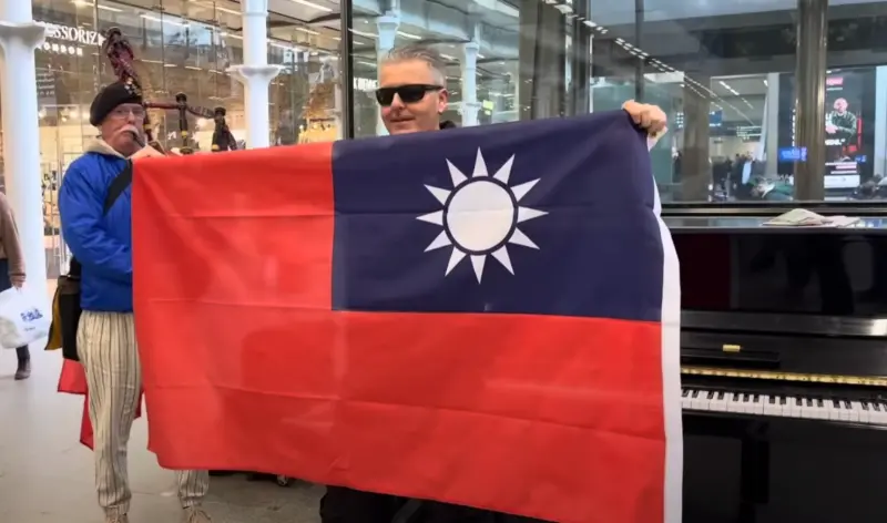 ▲英國鋼琴家卡瓦納在最新影片中，大秀中華民國的「青天白日滿地紅」旗。（圖／擷取自Brendan Kavanagh YT影片）