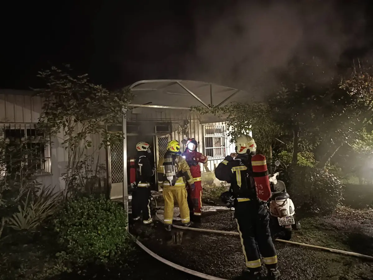 ▲基隆暖暖區興隆街上一處鐵皮屋，昨（5）日晚間9時許突然傳出火警。（圖／翻攝畫面）