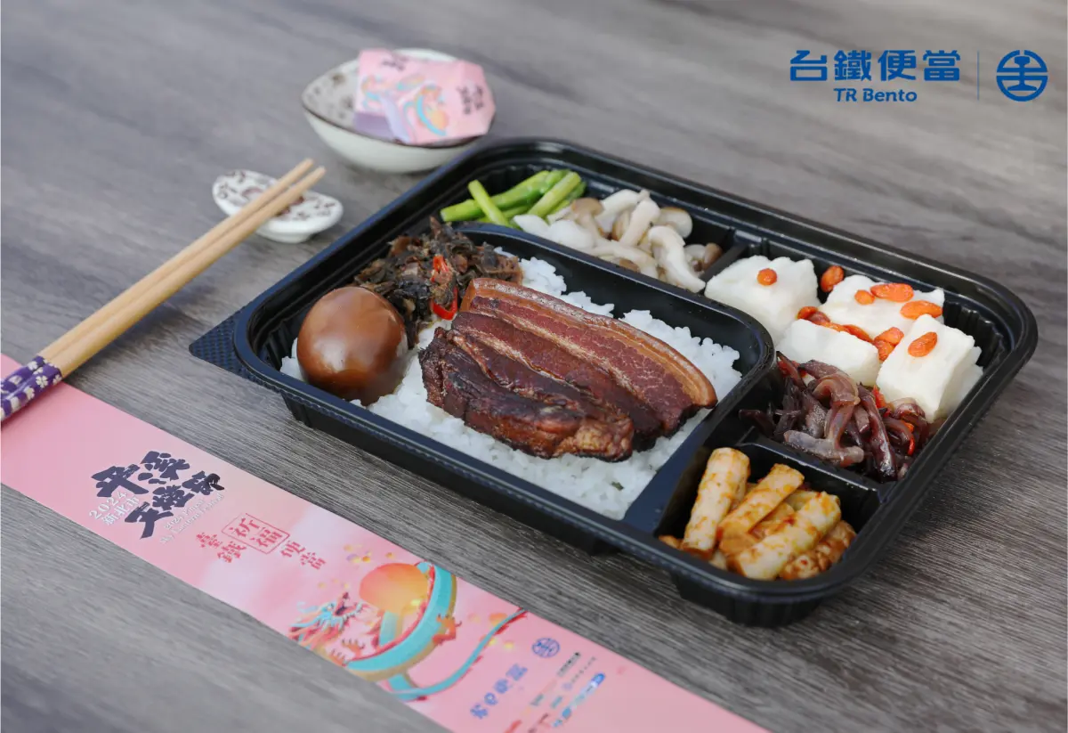 ▲台灣鐵路公司與新北市政府觀光旅遊局共同推廣「平溪天燈節」，特別合作開發活動聯名的「祈福便當」。（圖／台鐵公司提供）
