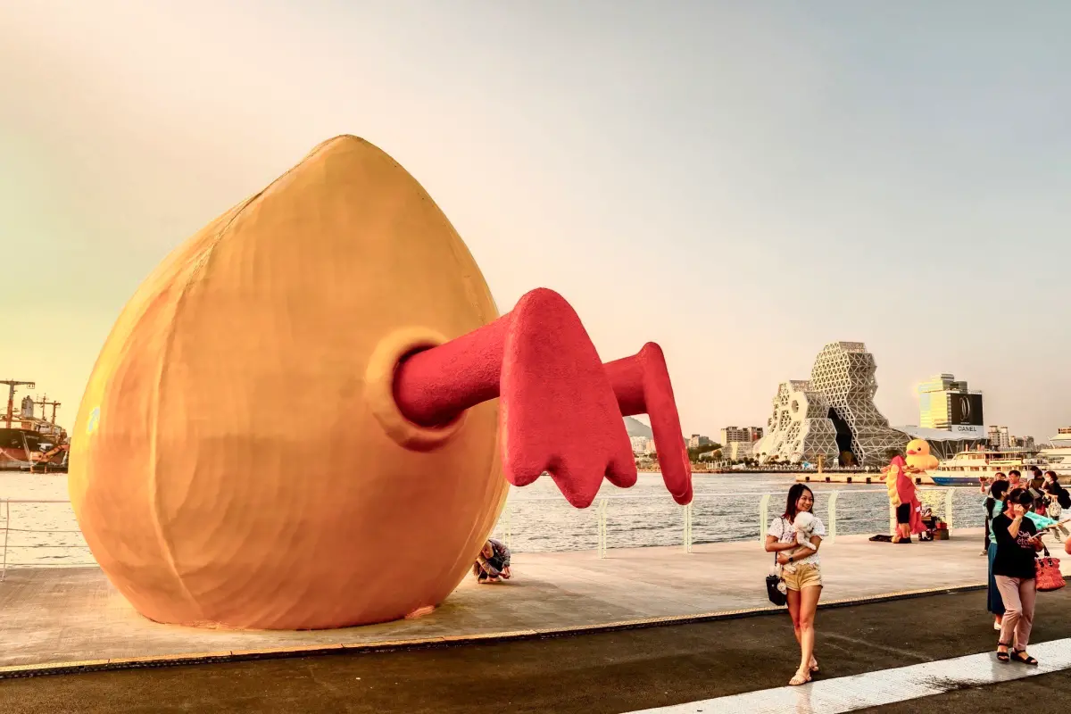 ▲1月27日起黃色小鴨已突破200萬參觀人潮，此次高雄16-18號碼頭打造成「冬日遊樂園」，並邀集藝術家們展出裝置藝術作品，其中的「屁屁鴨」更是讓民眾們到活動現場愛河灣後狂問它到底在哪。（圖／高雄市觀光局提供）