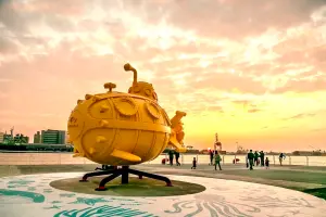 ▲在地企業「嘉鴻遊艇集團」配合市府的營造黃色旋風，以CNC打造一艘長6.3米Yellow Submarine黃色潛水艇「黃小婷」。（圖／高雄市觀光局提供）
