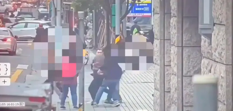 ▲陳沂2024年走出家門遭到黃姓男子跟蹤追打，甚至還有飛踢，路人緊急出手救援。（圖/翻攝畫面）
