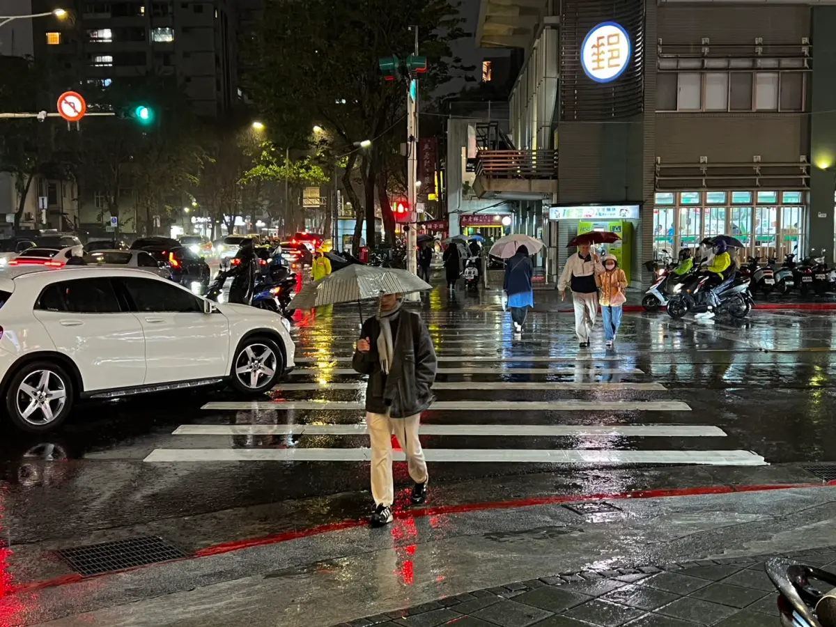 ▲中央氣象署針對苗栗以北等6縣市、外島2縣市發布「低溫特報」，除夕夜北台灣最低攝氏9度，民眾務必注意保暖。（圖／記者張勵德攝）