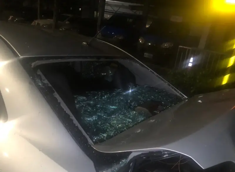 ▲陳男轎車擋風玻璃遭砸毀。（圖／翻攝畫面）