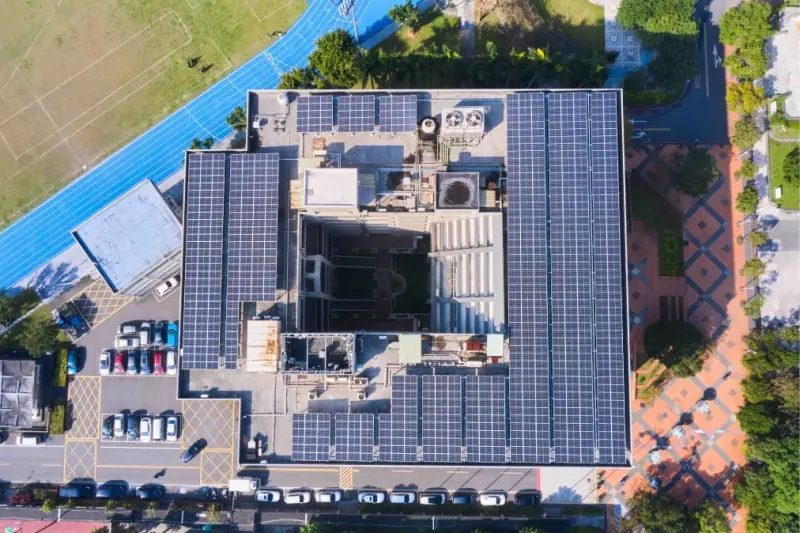▲政大行政大樓頂樓太陽面板已建置完成，盼逐步實現永續校園目標。（圖／政大提供）
