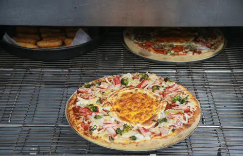 ▲達美樂原使用美國進口的披薩醬，目前全台門市已改供應台灣製、且通過台灣食品法規安全檢測的替代商品。（圖／記者葉政勳攝）