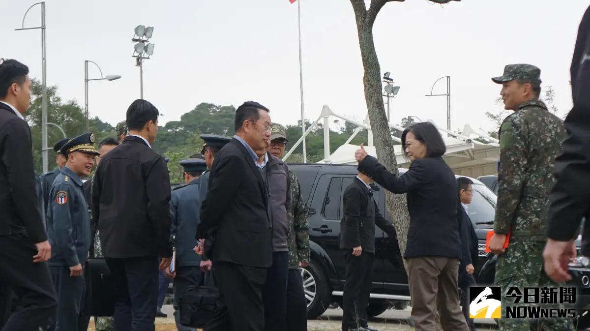 ▲蔡英文總統視導陸軍犁頭山營區，比讚肯定1年制義務役男訓練現況。（圖／記者呂炯昌攝，2024.02.06）