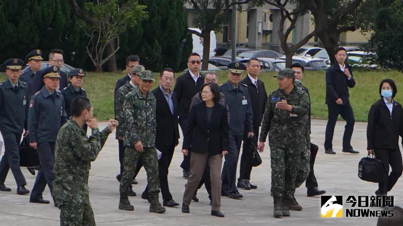 ▲蔡英文前往陸軍206旅犁頭山營區,視導新訓役男接受近戰格鬥與手榴彈投擲預習。(圖/記者呂炯昌攝,2024.02.06)
