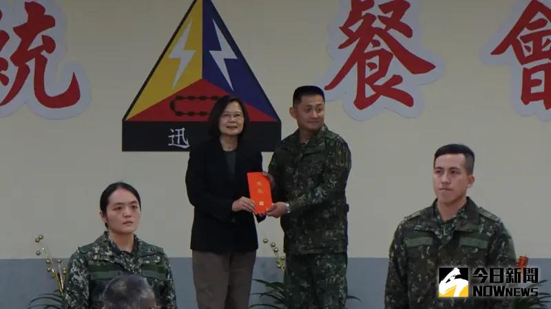 ▲總統蔡英文前往新竹湖口營區勗勉陸軍第542旅,並與官兵代表會餐、致贈加菜金。(圖/記者呂炯昌攝,2024.02.06)