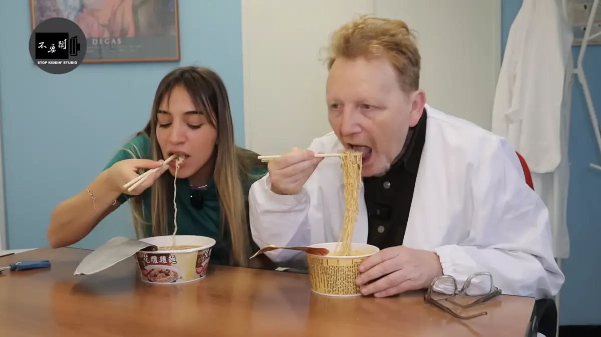 ▲Johnny帶了台灣泡麵到義大利醫院，讓義大利醫師及護理師品嚐，2人一吃就相當驚豔，甚至吃到停不下來，對台灣泡麵讚不絕口。（圖／翻攝自YT頻道《不要鬧工作室》）